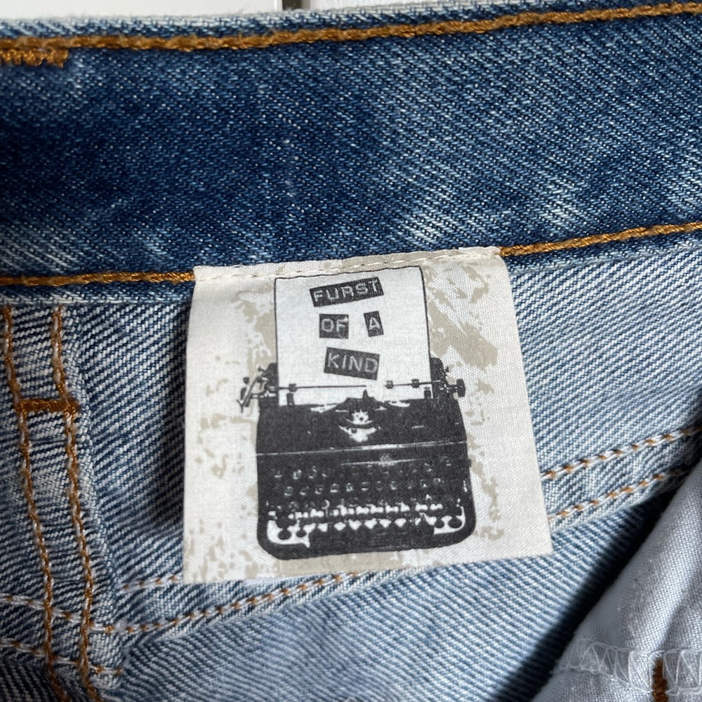 Embellished jean shorts from Levi’s. - Picture 2 of 6